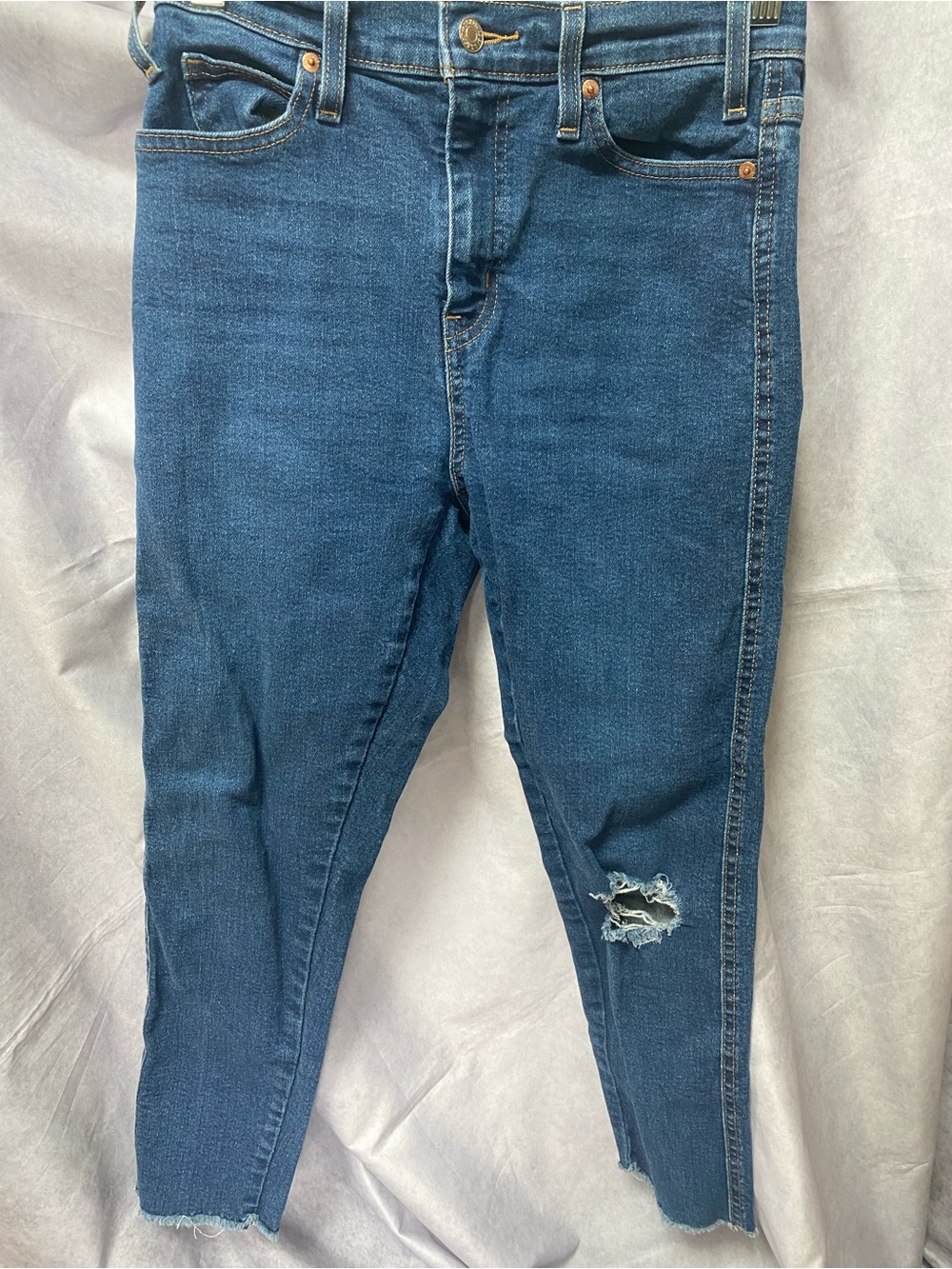 Levis High Rise Skinny Distressed. Size 4-27